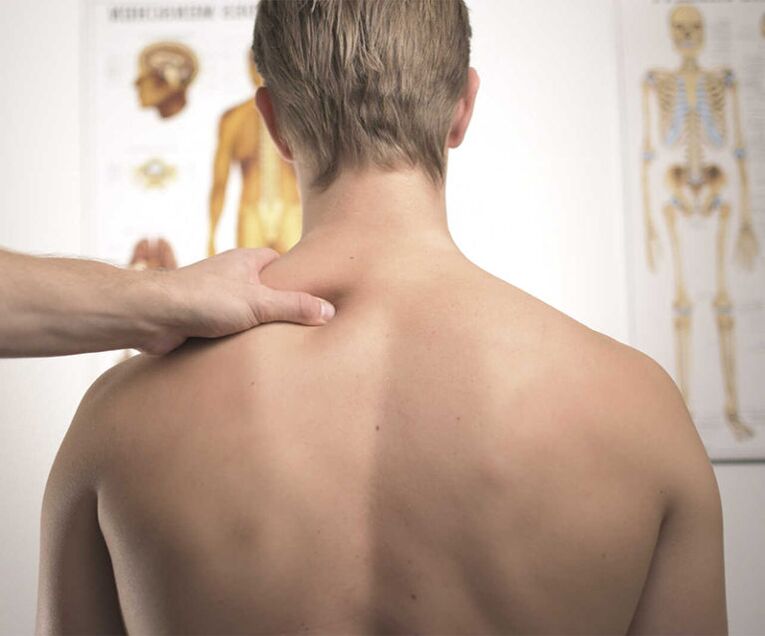 Examen diagnostique d'un patient atteint d'ostéochondrose cervicale pour prescrire un plan de traitement