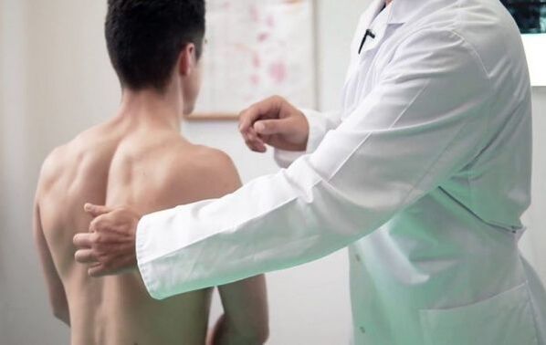 diagnostic de douleur entre les omoplates